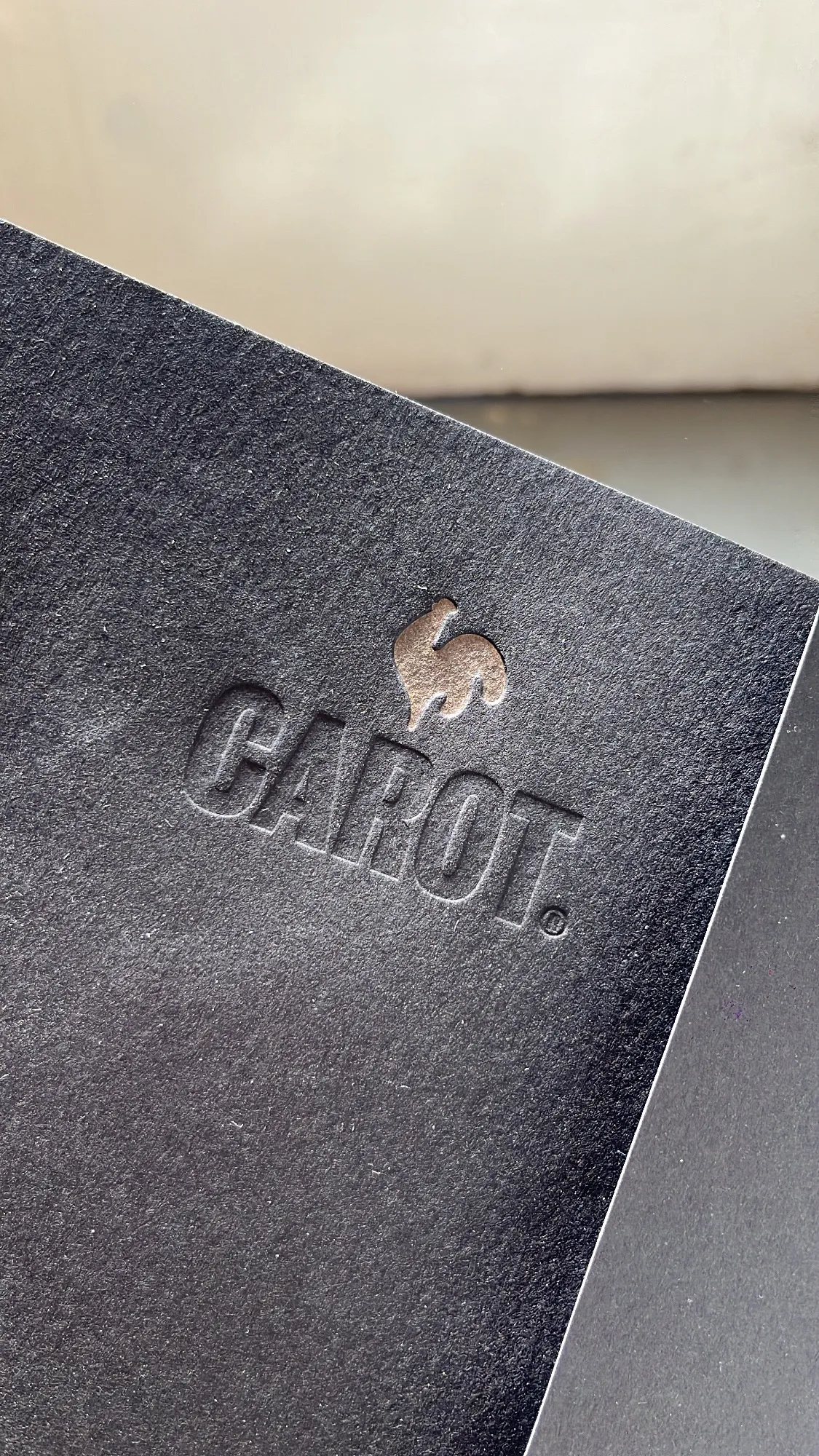 Carpeta color negro en letterpress dorado impresión de calidad Buena Prensa
