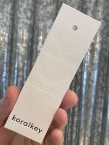 Etiquetas impresas en bajorelieve para Koralkey, calidad Buena Prensa