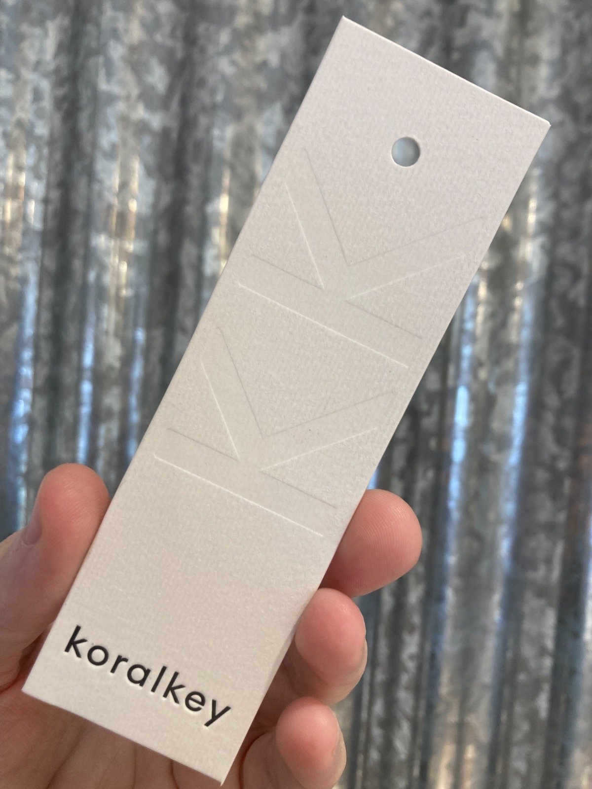 Etiquetas impresas en bajorelieve para Koralkey, calidad Buena Prensa